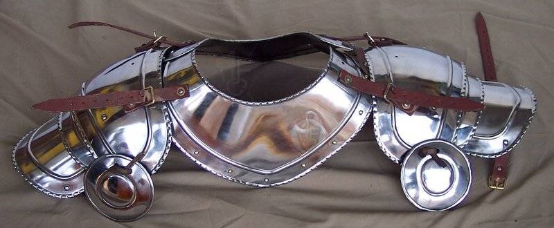 Neck guard, shoulder pauldrons and besagews - REDUCED -  ONE SET ONLY